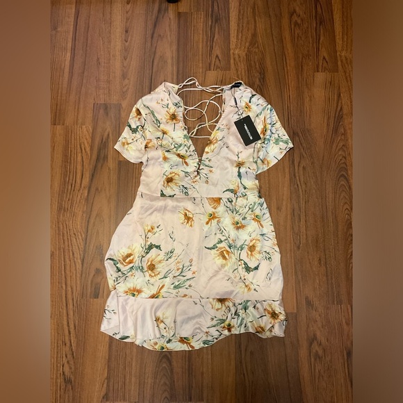 PrettyLittleThing Pink Flutter Sleeve Blouse with Backless Design - Picture 3 of 8